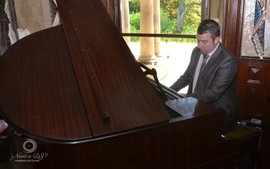 live wedding pianist playing piano at alfreton hall for a wedding drinks reception